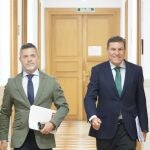 El portavoz Carlos Fernández Carriedo y el director de Comunicación, Julio López, antes de explicar los acuerdos aprobados en el Consejo de Gobierno