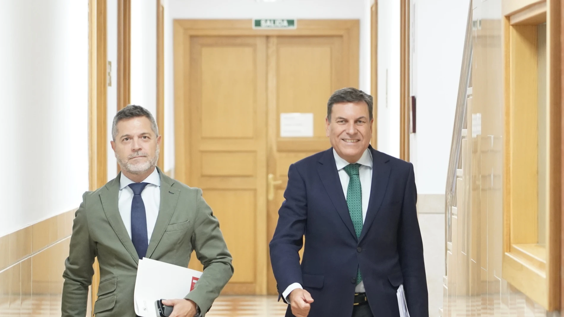 El portavoz Carlos Fernández Carriedo y el director de Comunicación, Julio López, antes de explicar los acuerdos aprobados en el Consejo de Gobierno