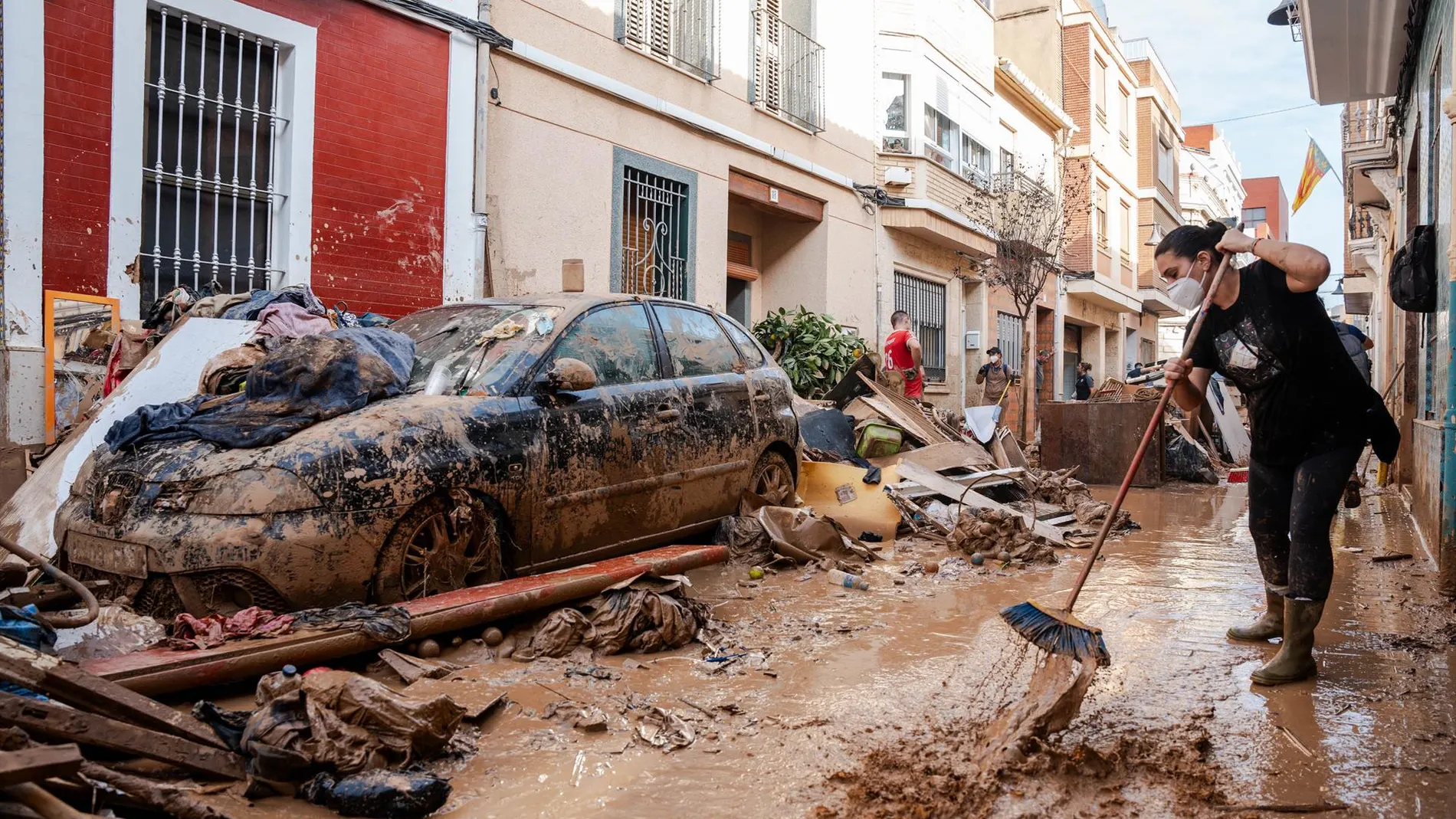 Afectados por la dana piden a la comisionada del Gobierno datos sobre vehículos no localizados y arreglo de ascensores