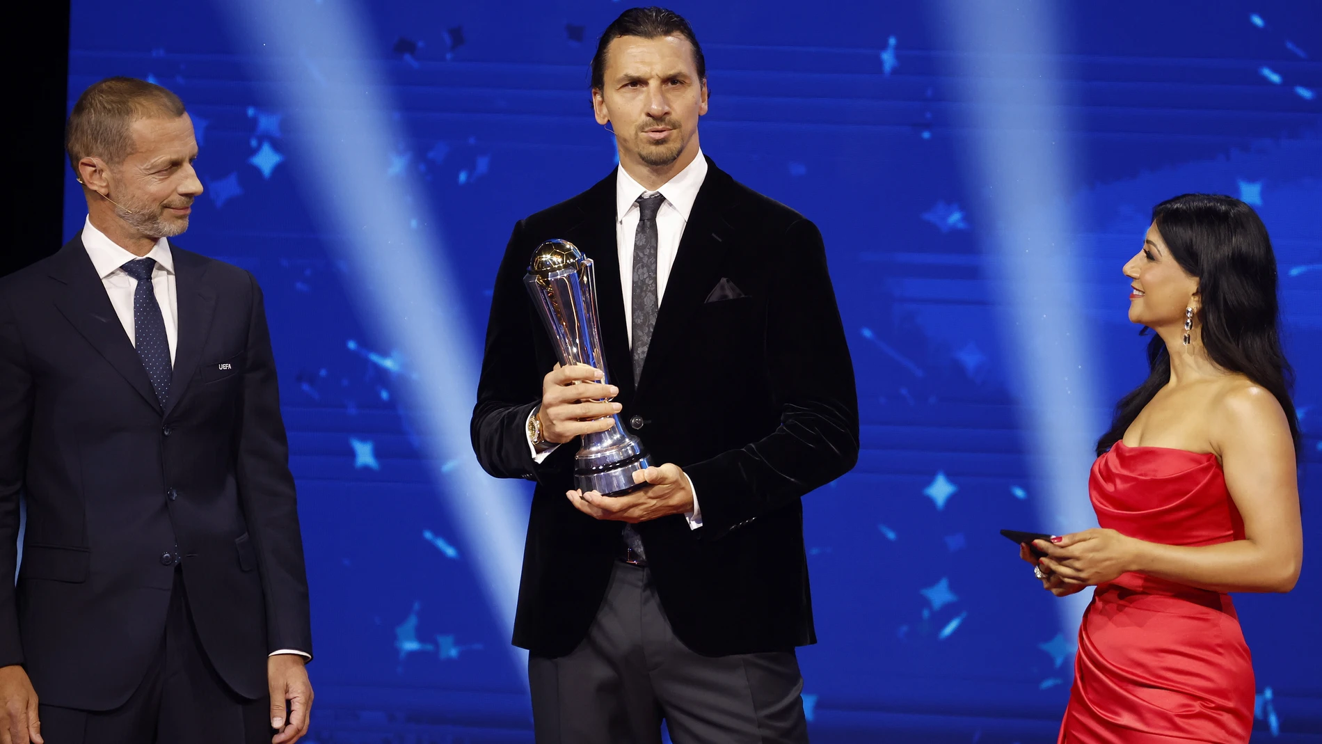 Monaco (Monaco), 28/08/2025.- Draw host Reshmin Chowdhury (R) looks on as UEFA President Aleksander Ceferin (L) awards former Swedish international Zlatan Ibrahimovic with the President's Award 2025 during the UEFA Champions League league phase draw at the Grimaldi Forum in Monaco, 28 August 2025. (Liga de Campeones) EFE/EPA/MOHAMMED BADRA