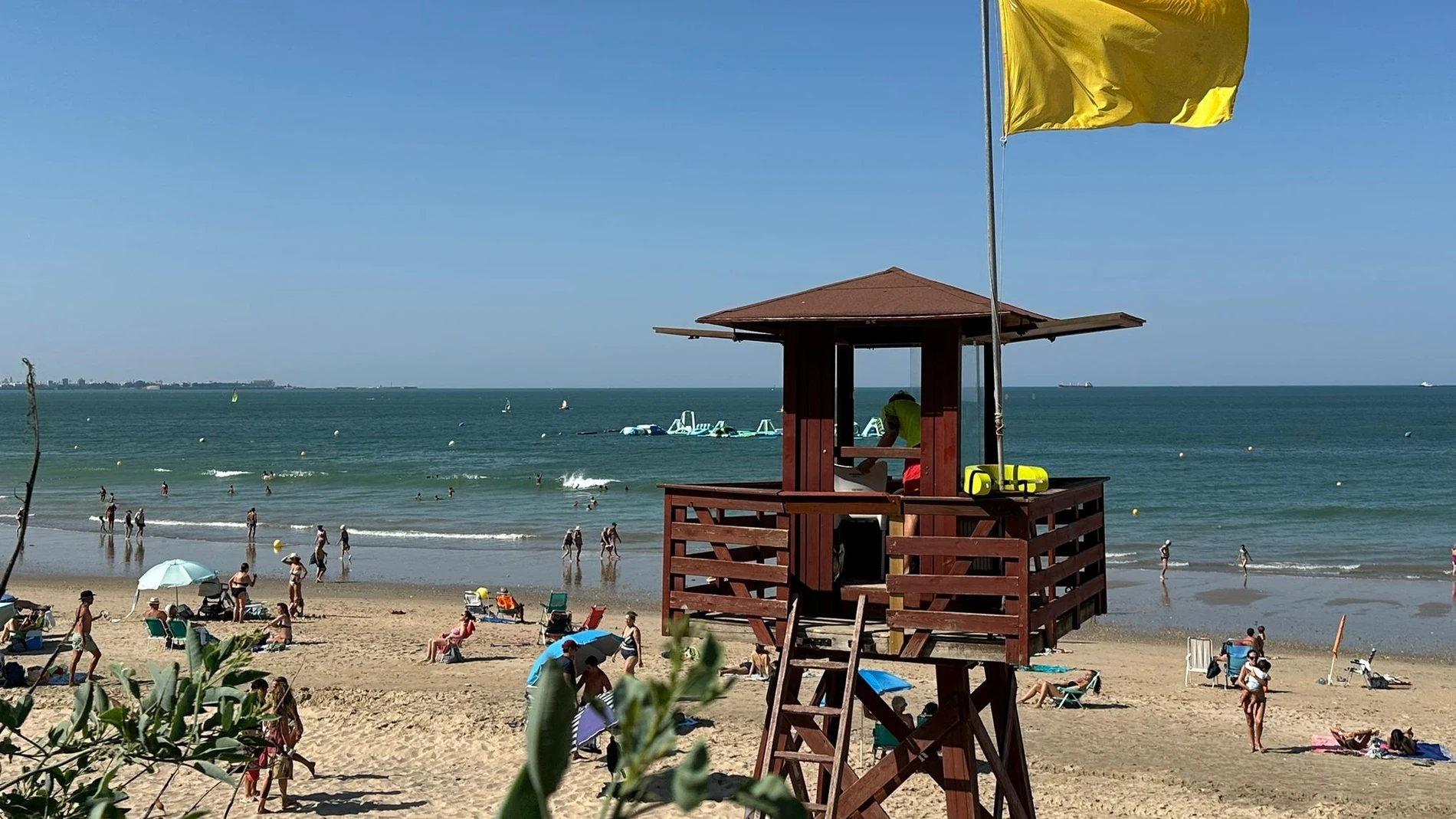 Bandera amarilla en la playa de Las Redes de El Puerto de Santa María REMITIDA / HANDOUT por AYUNTAMIENTO DE EL PUERTO Fotografía remitida a medios de comunicación exclusivamente para ilustrar la noticia a la que hace referencia la imagen, y citando la procedencia de la imagen en la firma 28/08/2025