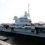 El "HMS Prince" de la Royal Navy en una visita a Tokio