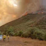 Miembros de Infoca de Andalucía colaboran en la extinción del incendio de Barniedo de la Reina (León)