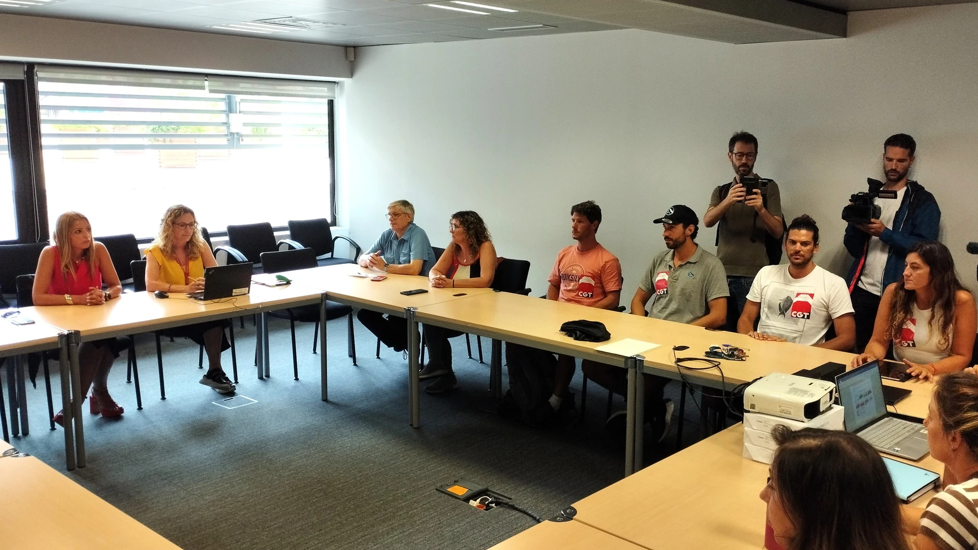 Representantes de los socorristas de Barcelona en la reunión con el Ayuntamiento y el Departament de Treball de la Generalitat antes de firmar el acuerdo para desconvocar la huelga. EUROPA PRESS 28/08/2025
