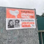 Jóvenes de Sortu (Bildu) colocan placas en memoria de dos miembros de ETA fusilados en el franquismo