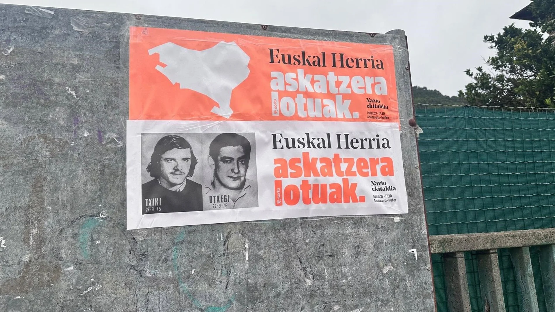 Jóvenes de Sortu (Bildu) colocan placas en memoria de dos miembros de ETA fusilados en el franquismo