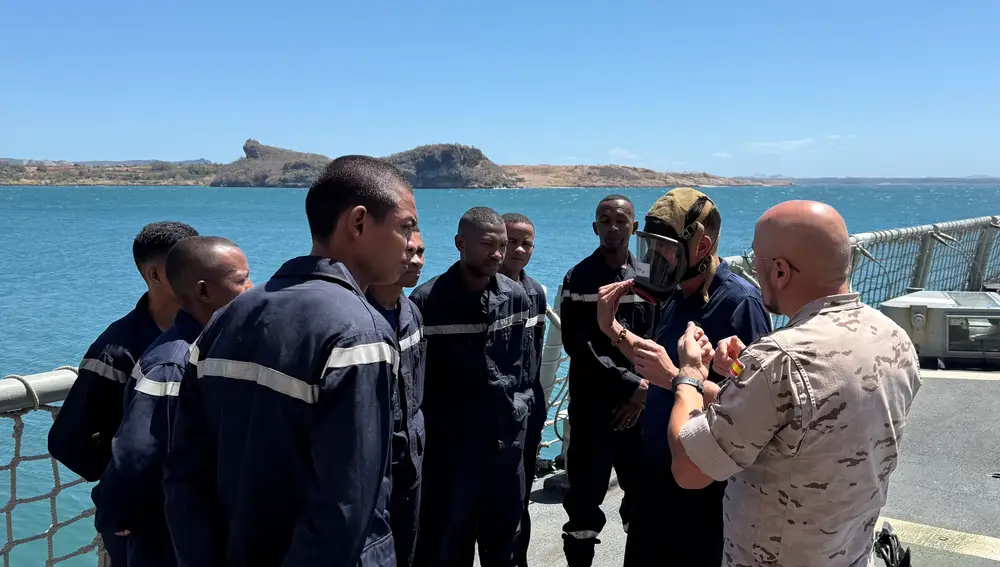 Integrantes de la Armada española y de la Marina malgache durante un ejercicio de adiestramiento