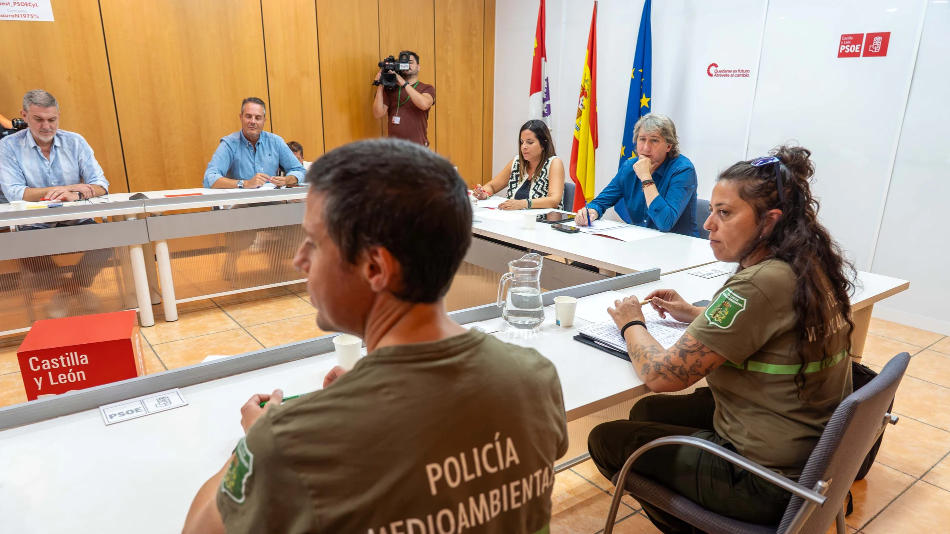 El secretario general del PSOE de Castilla y León, Carlos Martínez, se reúne con organizaciones sindicales de bomberos forestales de Castilla y León
