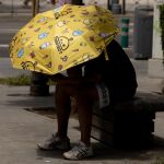 Imagen de archivo de una persona refugiándose del calor.