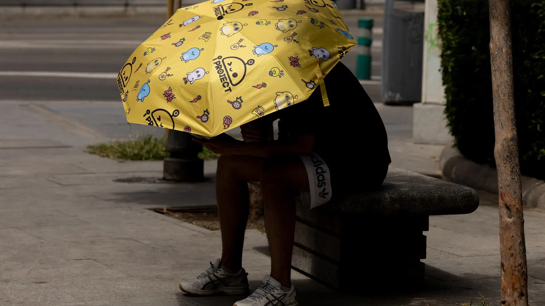 Imagen de archivo de una persona refugiándose del calor.
