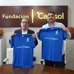 Ambos presidentes enseñan la nueva camiseta que lucirá el club