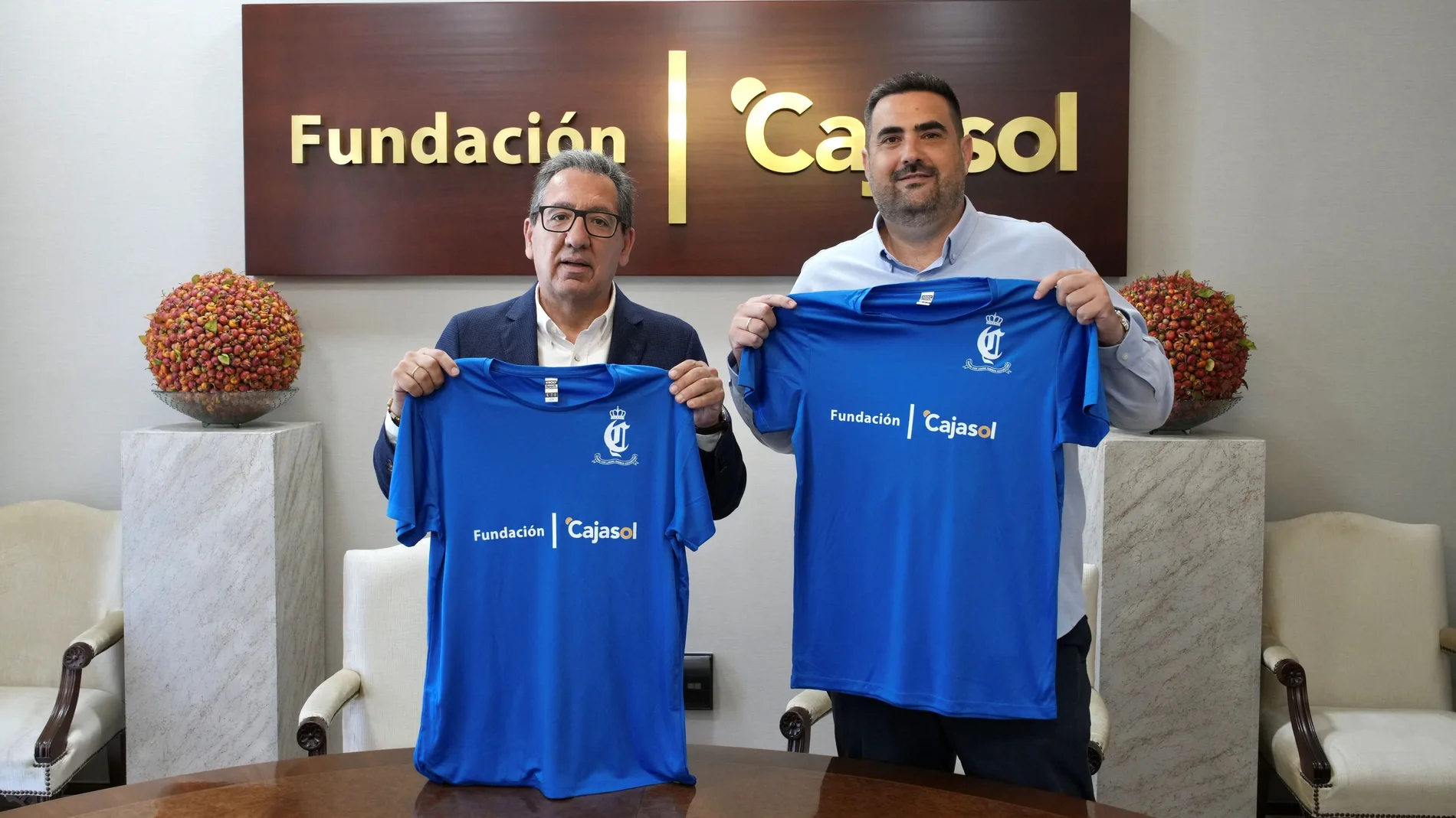 Ambos presidentes enseñan la nueva camiseta que lucirá el club