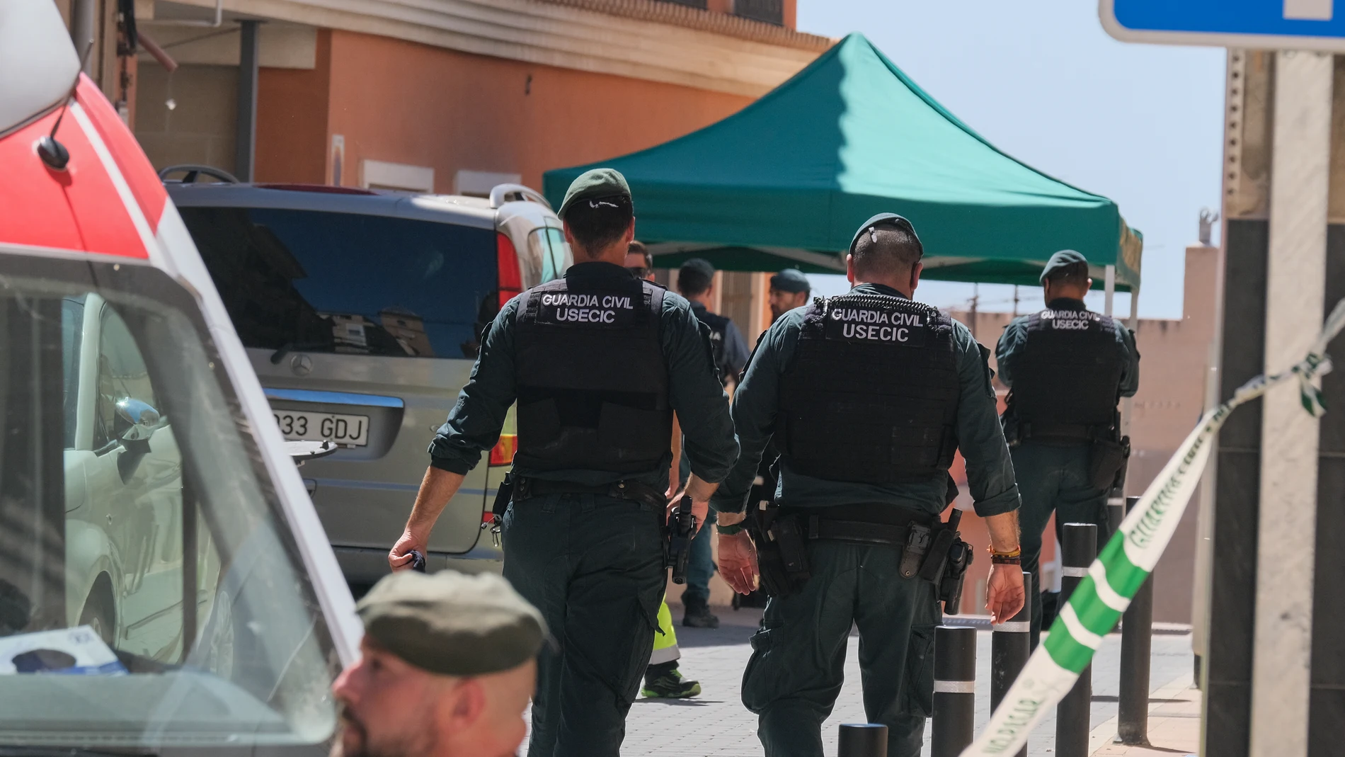 AGOST (ALICANTE), 28/08/2025.- Agentes de la Guardia Civil custodian la vivienda del joven de 25 años que llevaba casi 36 horas atrincherado en su domicilio de Agost (Alicante), y que se ha suicidado poco después de las 13 horas con una de las escopetas de caza que tenía, sin que haya habido intercambio de disparos con la Guardia Civil ni otros heridos. EFE/ Pablo Miranzo