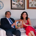 Ayuso entrega en persona el Premio de Cultura de la Comunidad de Madrid a Alfonso Ussía en Comillas (Santander)