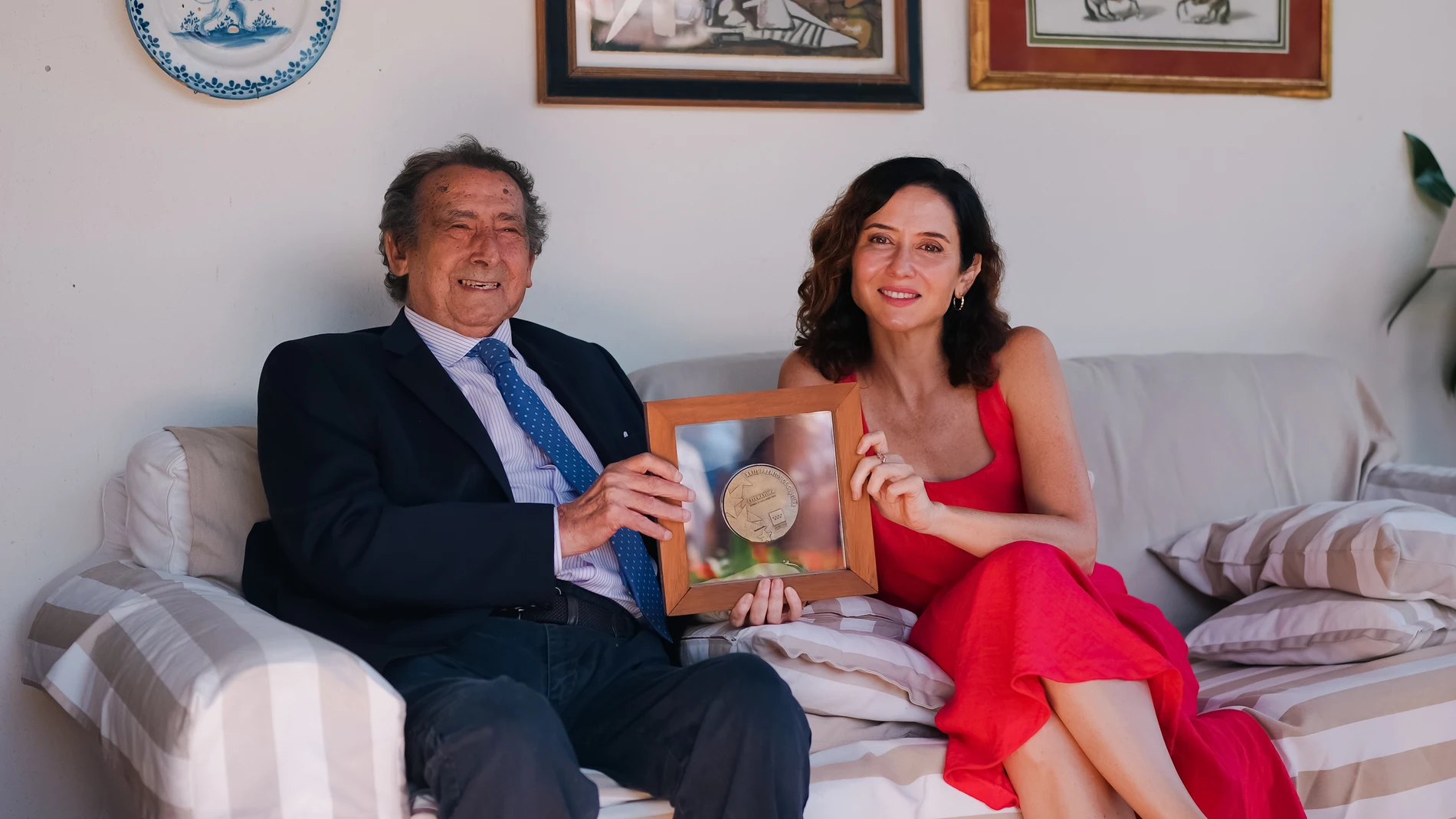 Ayuso entrega en persona el Premio de Cultura de la Comunidad de Madrid a Alfonso Ussía en Comillas (Santander)REMITIDA / HANDOUT por COMUNIDAD DE MADRIDFotografía remitida a medios de comunicación exclusivamente para ilustrar la noticia a la que hace referencia la imagen, y citando la procedencia de la imagen en la firma28/08/2025