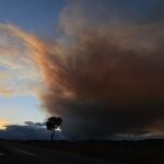 El humo del incendio de Fasgar, sobre La Cepeda