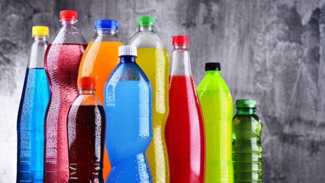 Investigadores encuentran la mayor concentración de microplásticos en una bebida que consumimos a diario