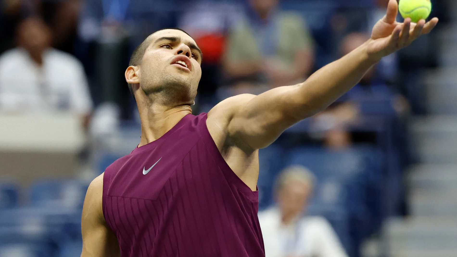 27 August 2025, US, New York: Spanish tennis player Carlos Alcaraz in action against Italy's Mattia Bellucci during their men's singles second round match of the 2025 US Open tennis tournament at USTA Billie Jean King National Tennis Center. Photo: Marcin Cholewinski/ZUMA Press Wire/dpa Marcin Cholewinski/ZUMA Press Wi / DPA 27/08/2025 ONLY FOR USE IN SPAIN