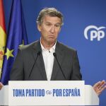 Feijóo reclama "una política exterior seria" y acusa al Gobierno de "conchabar con la dictadura" de Venezuela