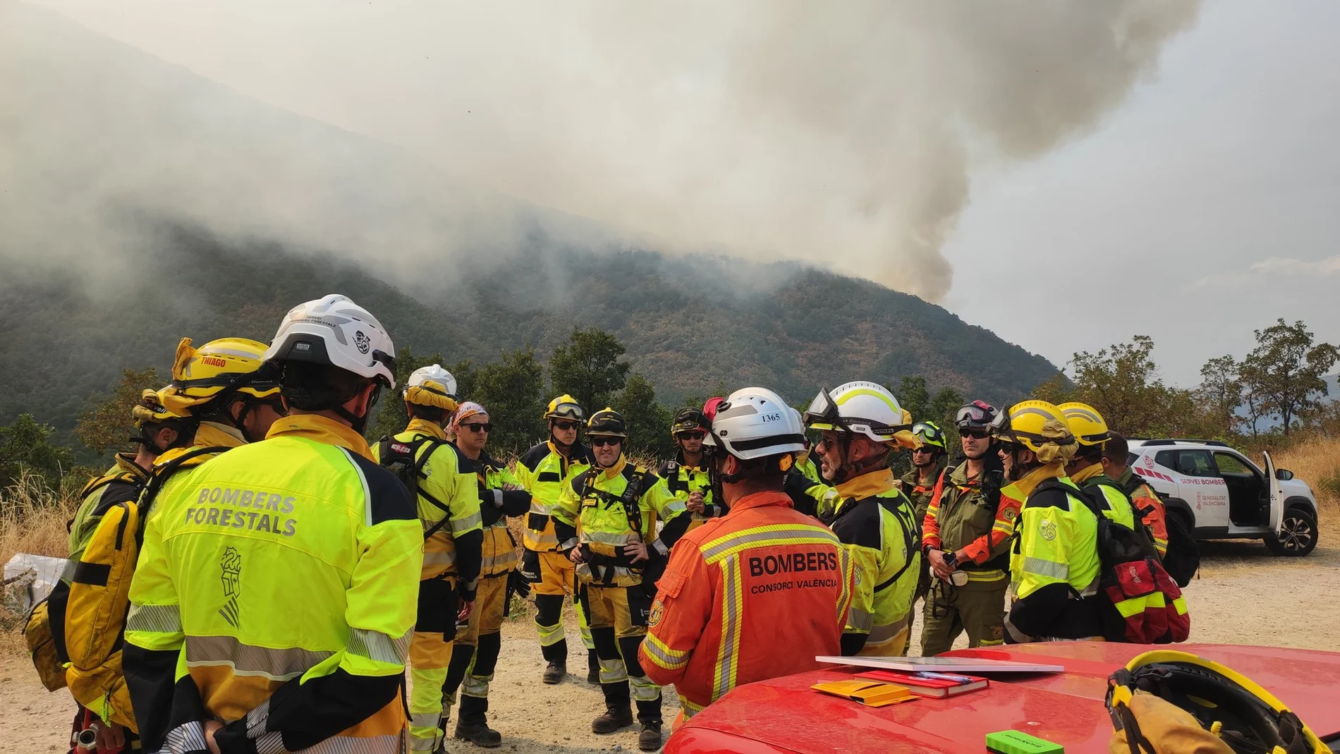 Bomberos forestales de la Generalitat de Valencia colaboran en la extinción de los incendios de Yeres e Igüeña, en León