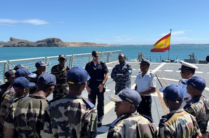 Imagen de la visita de miembros de la Marina de Madagascar a la fragata "Navarra"
