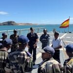 Imagen de la visita de miembros de la Marina de Madagascar a la fragata "Navarra"