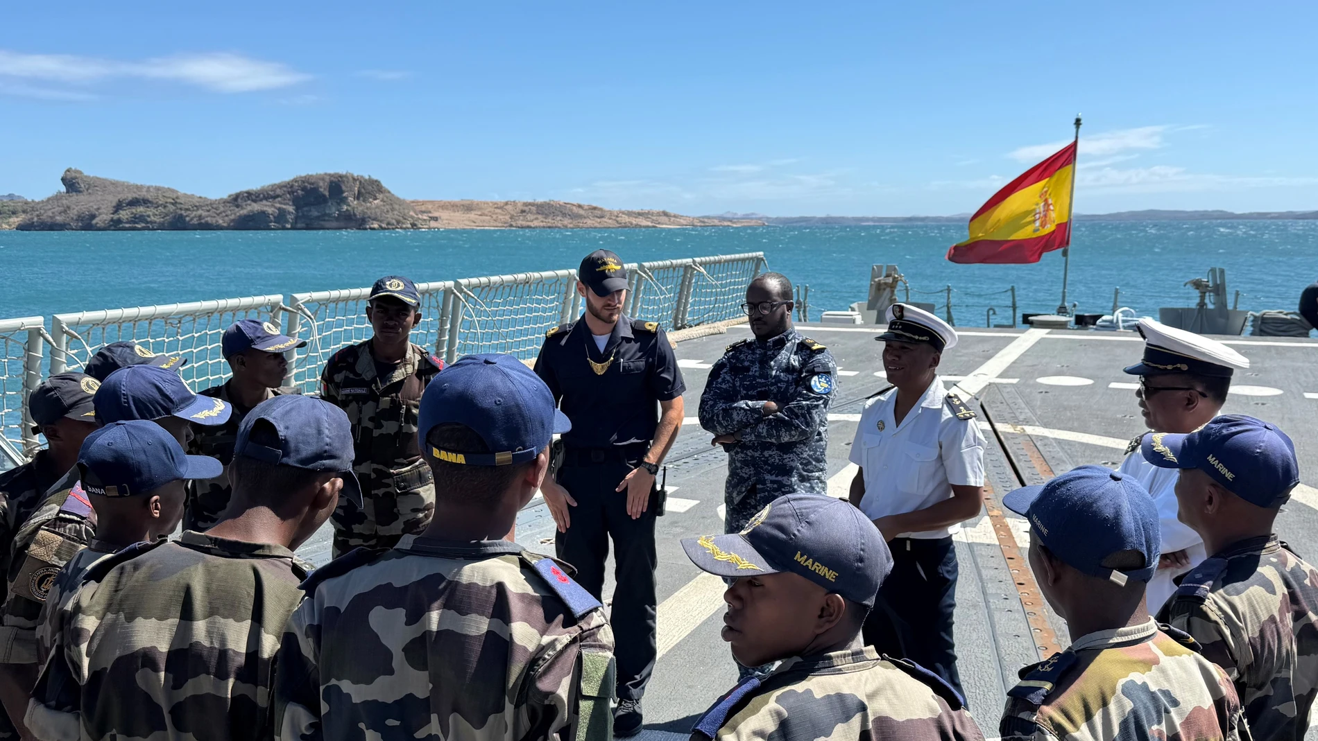 Imagen de la visita de miembros de la Marina de Madagascar a la fragata "Navarra"