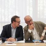 El portavoz del Grupo Parlamentario Popular, Ricardo Gavilanes, conversa con Miguel Ángel García Nieto