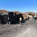 MURCIA.-Sucesos.- Herido leve el conductor de un camión tras salirse de la carretera y volcar en Abanilla (Murcia)
