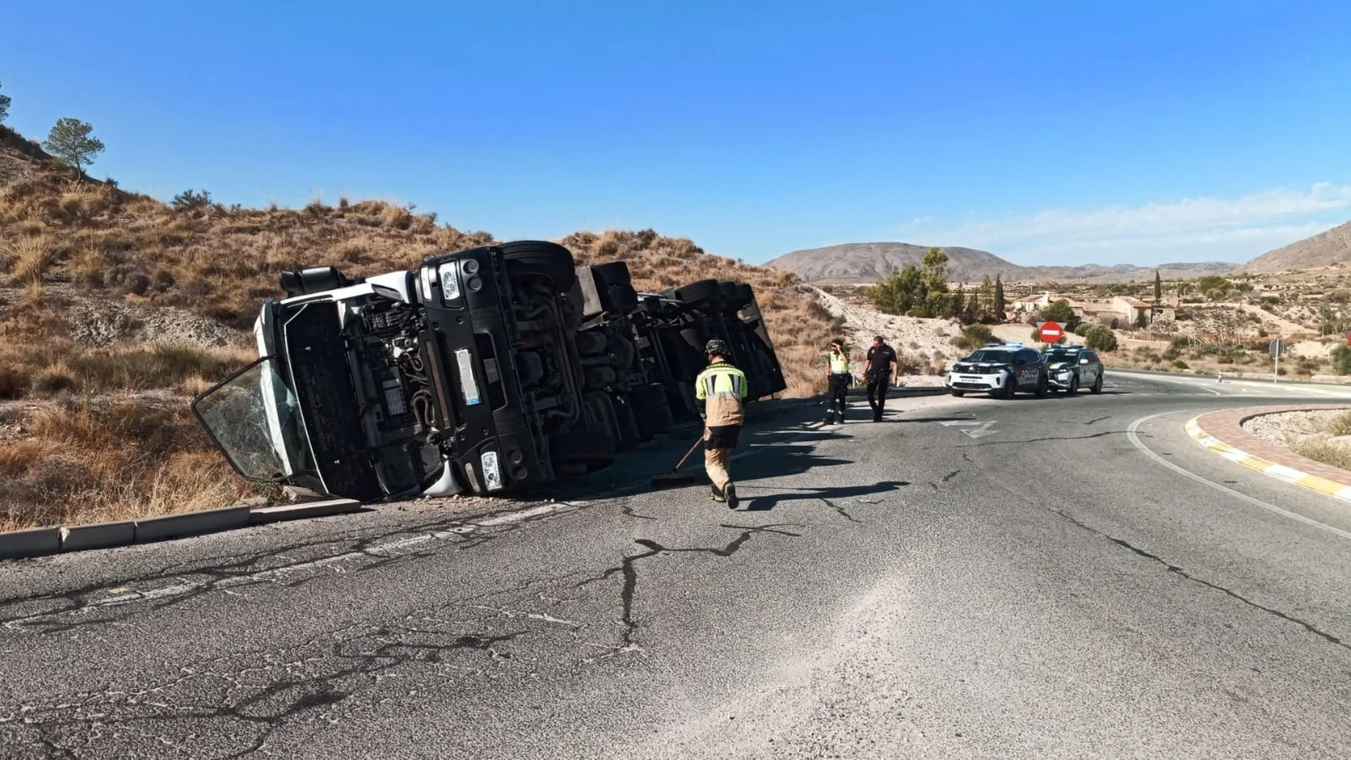MURCIA.-Sucesos.- Herido leve el conductor de un camión tras salirse de la carretera y volcar en Abanilla (Murcia)