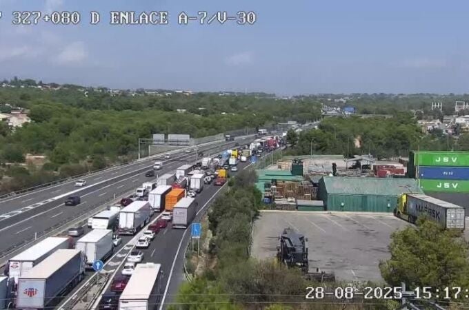Valencia.- Sucesos.- Heridas ocho personas en un accidente múltiple entre diez coches y un camión en la A7 en Godella