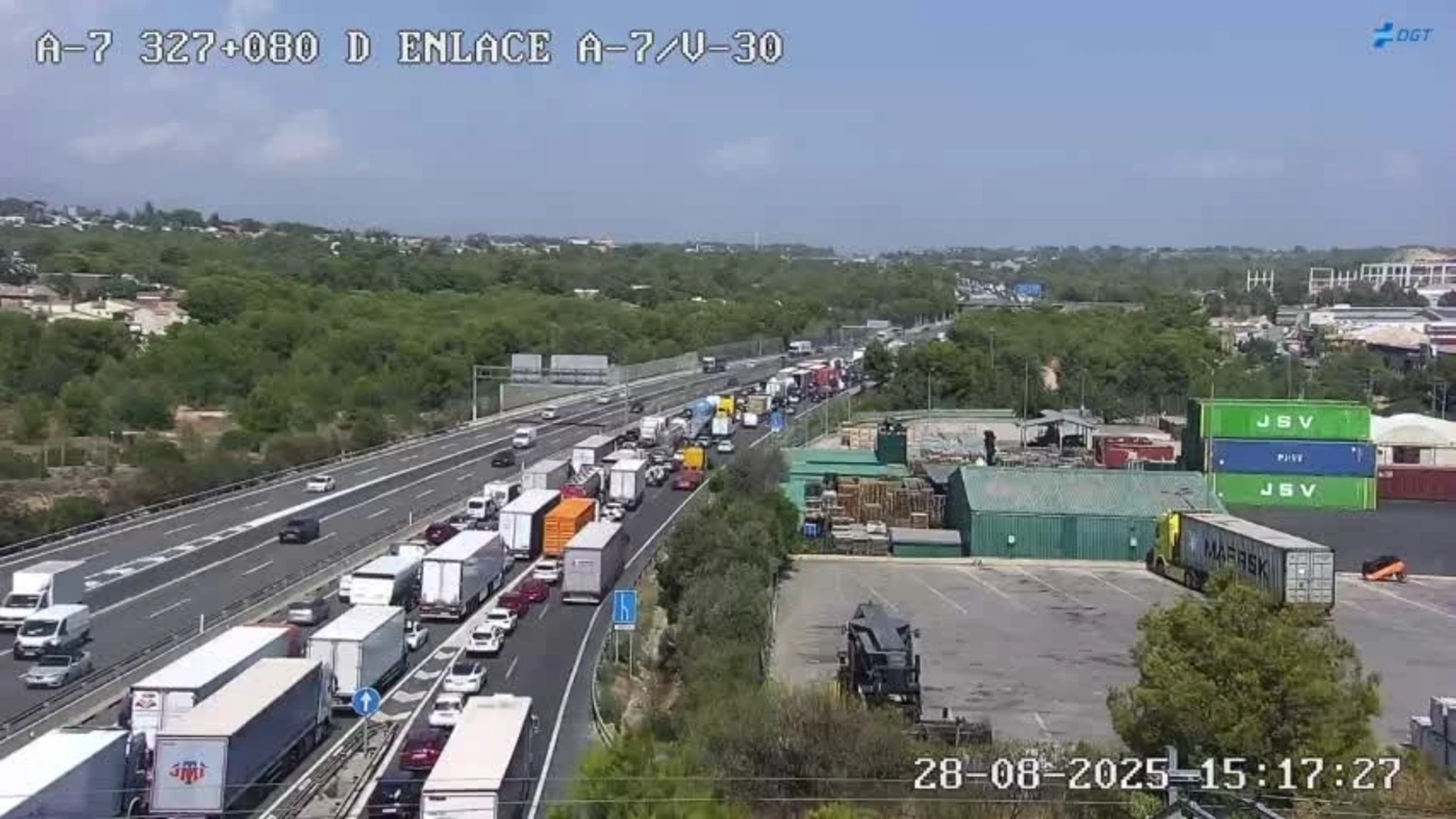 Accidente múltiple entre coches y camiones en la A7 en Godella (Valencia). REMITIDA / HANDOUT por DGT TWITTER Fotografía remitida a medios de comunicación exclusivamente para ilustrar la noticia a la que hace referencia la imagen, y citando la procedencia de la imagen en la firma 28/08/2025