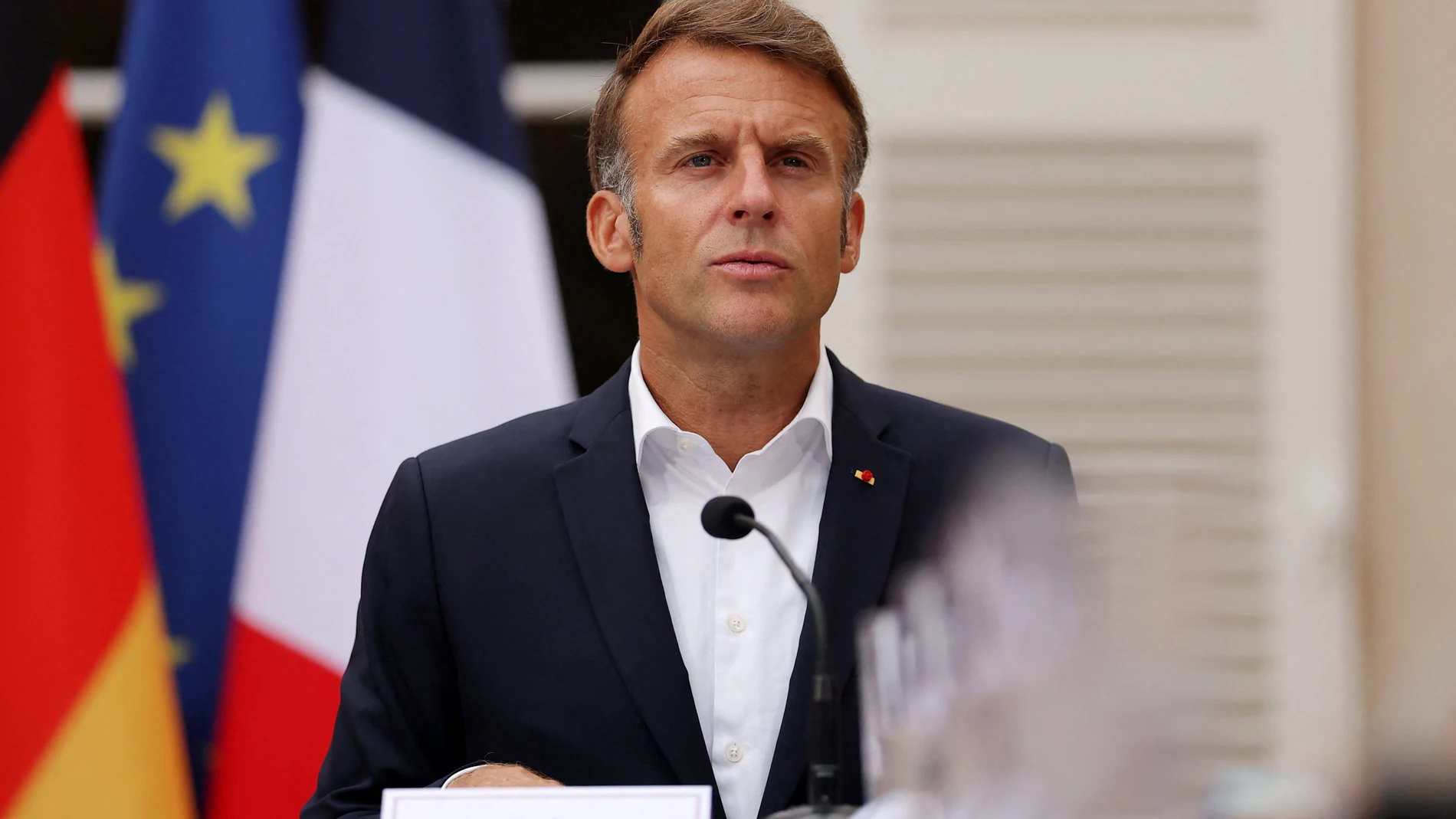 Bormes-les-Mimosas (France), 28/08/2025.- French President Emmanuel Macron speaks during a joint statement with German Chancellor Friedrich Merz (unseen) before a working dinner at the Fort de Bregancon in Bormes-les-Mimosas, France, 28 August 2025, on the eve of a Franco-German cabinet meeting. (Francia, Alemania) EFE/EPA/Manon Cruz / POOL MAXPPP OUT