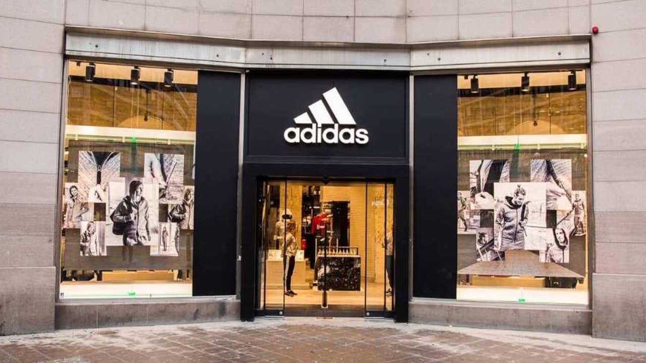 El secreto del streetstyle cómodo y con estilo: el chándal adidas que arrasa entre las que saben de moda