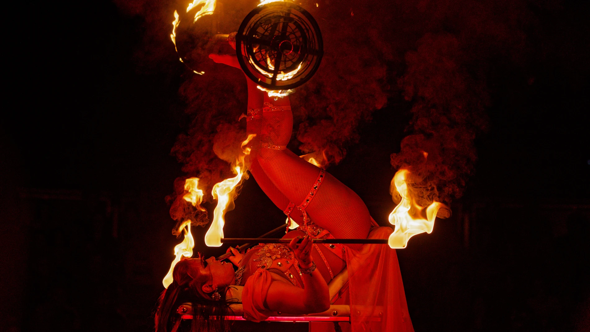 ÁVILA, 28/08/2025.- La compañía de Castilla y León 'Stellar Circus' inaugura el XIII Festival Internacional de Circo de Castilla y León 'Cir&Co', que se celebra en Ávila. EFE/ Raúl Sanchidrián