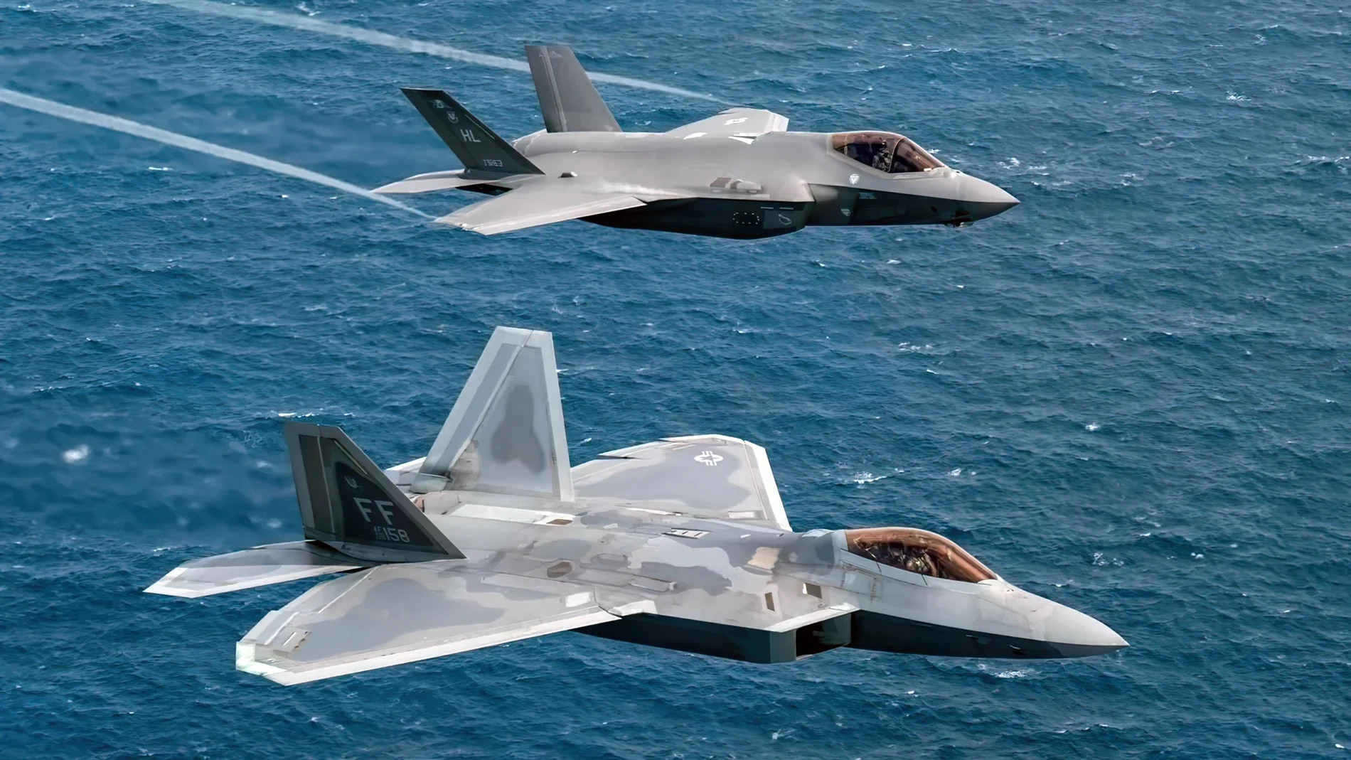 Aparecen dos aviones de combate volando por encima del mar