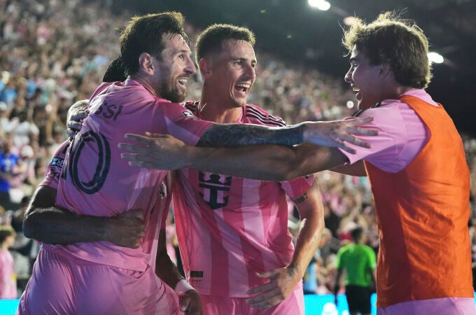 Lionel Messi celebra el gol de Telasco Segovia en las semifinales de la Leagues Cup