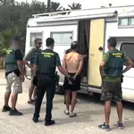 El detenido junto agentes de la Guardia Civil
