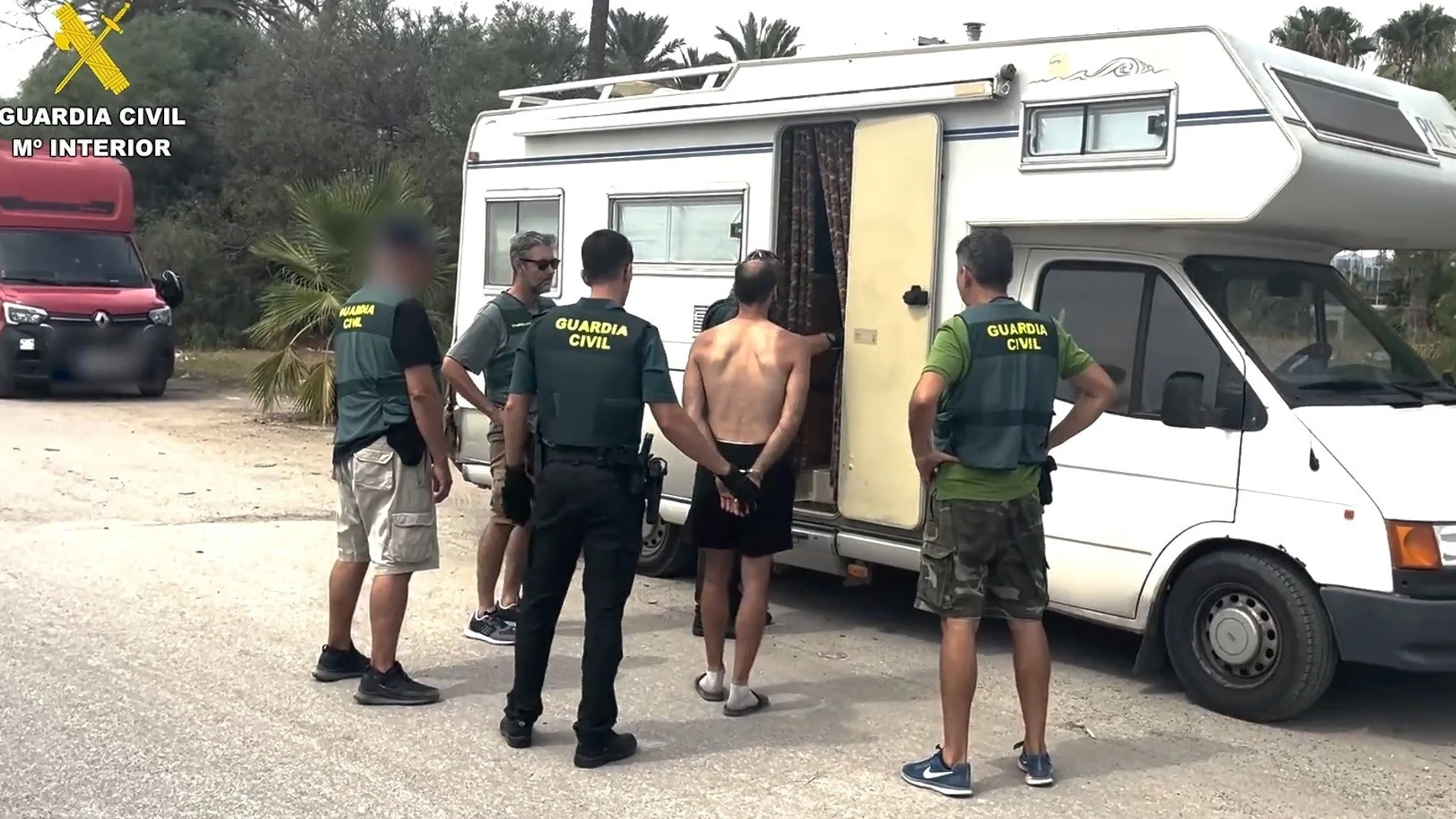 El detenido junto agentes de la Guardia Civil