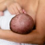 Madre amamantando a su bebé