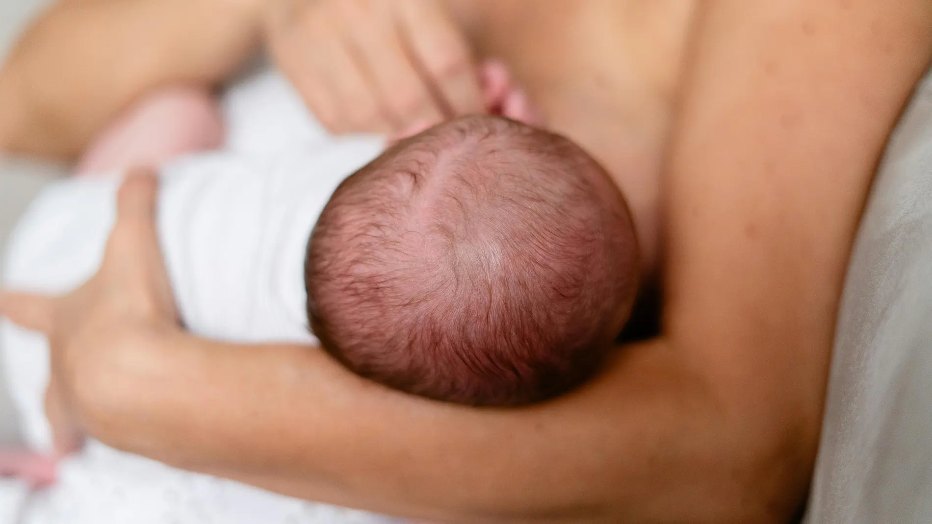 Madre amamantando a su bebé