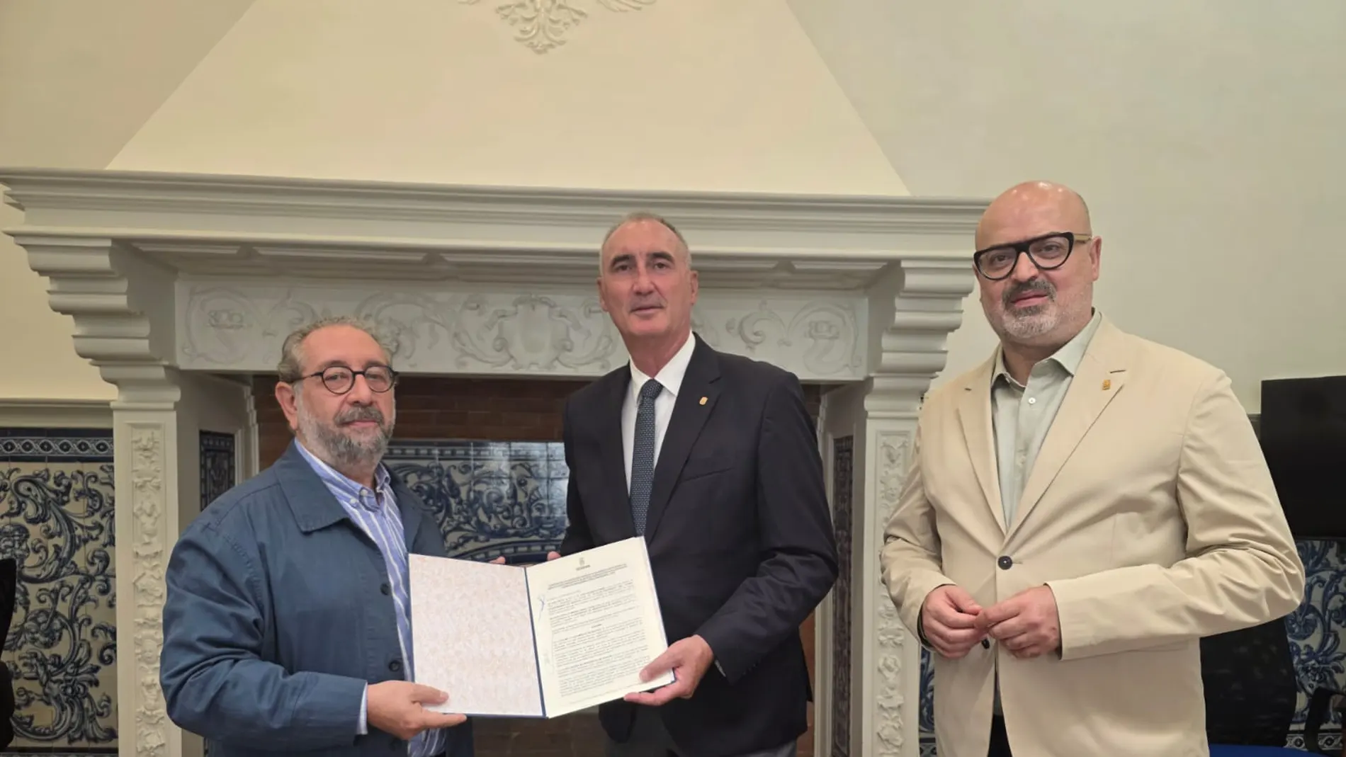 El alcalde de Segovia, José Mazarías, suscribe el convenio con el presidente de la Asociación de Periodistas de Segovia, Miguel Ángel López, en presencia del concejal Juan Carlos Monroy