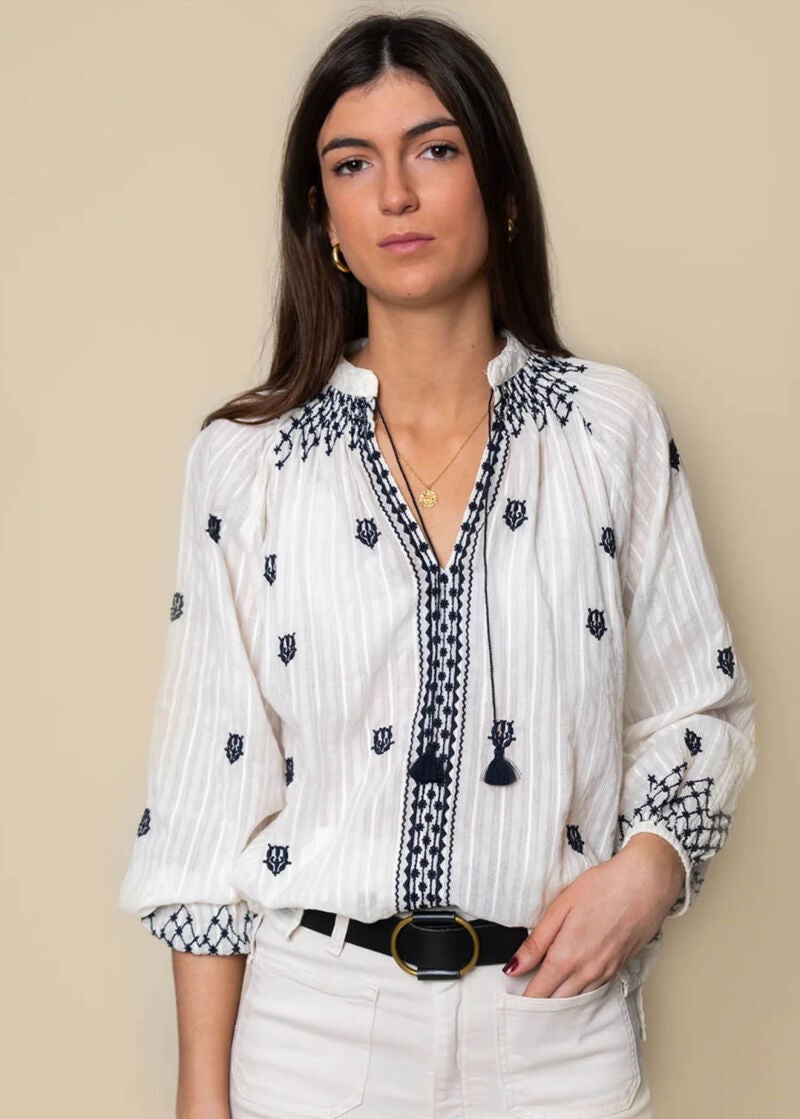 Blusa bordada.