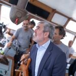 El presidente de Canarias, Fernando Clavijo, durante una visita al barco de Open Arms
