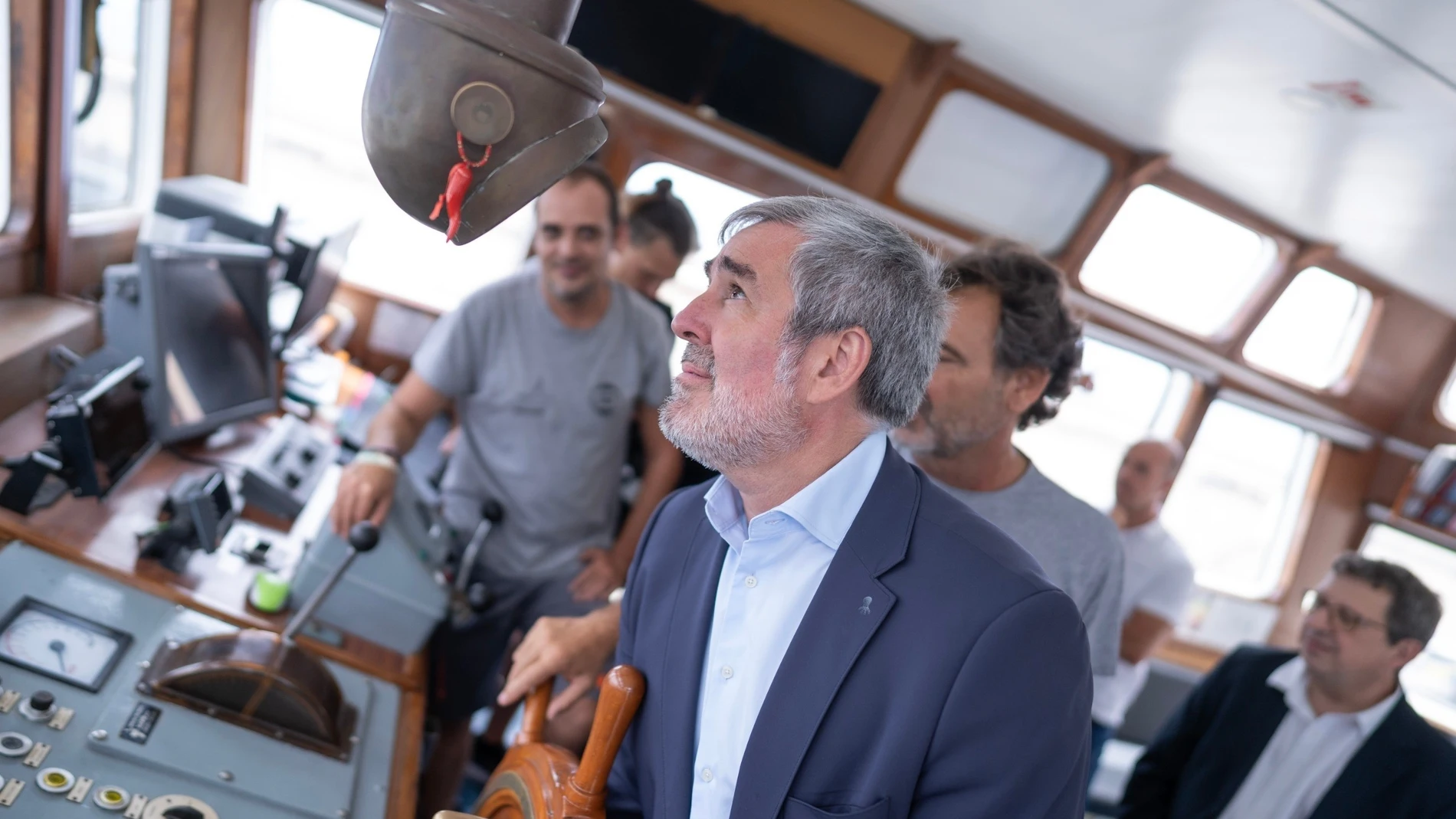 El presidente de Canarias, Fernando Clavijo, durante una visita al barco de Open Arms REMITIDA / HANDOUT por GOBIERNO DE CANARIAS Fotografía remitida a medios de comunicación exclusivamente para ilustrar la noticia a la que hace referencia la imagen, y citando la procedencia de la imagen en la firma 28/08/2025
