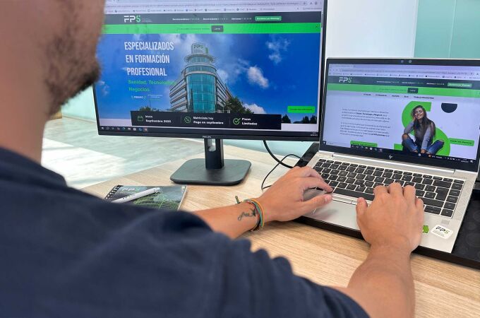 Un campus abierto 24/7 y un aula virtual inteligente convierten la formación en una experiencia flexible y conectada con el mundo laboral real.