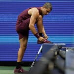Alcaraz se ata una zapatilla durante su partido ante Bellucci
