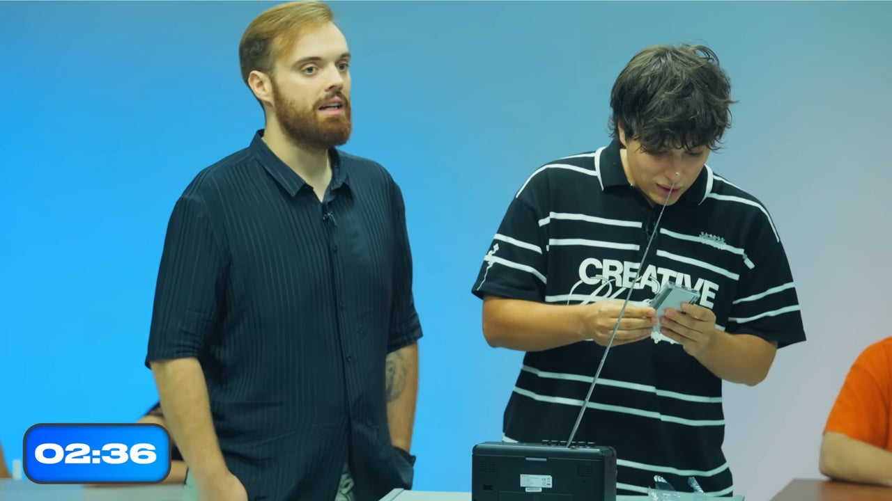 Un creador de contenido demuestra en un vídeo de Ibai que no sabe usar un radiocasete
