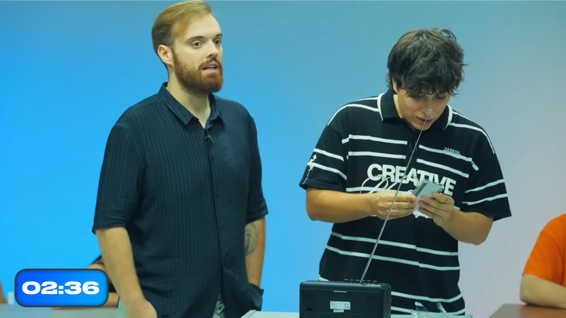 Un creador de contenido demuestra en un vídeo de Ibai que no sabe usar un radiocasete