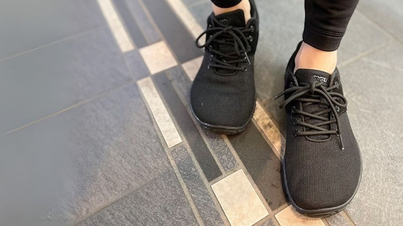 Caminar descalzo sin estarlo: los zapatos barefoot que mejoran tu postura y reducen dolores en pies y espalda